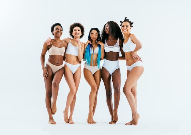 Schönheitsporträt von schönen schwarzen Frauen, die Dessous-Unterwäsche tragen Hübsche afrikanische junge Frauen, die in Studiokonzepten über Schönheitskosmetik und Vielfalt posieren