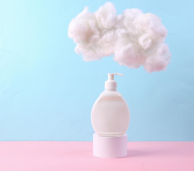 Schönheitsprodukt Minimalistischer Schaukasten Cremeflasche auf Ständer und Wolke auf einem blaurosa Pastellhintergrund Kreativer Hintergrund