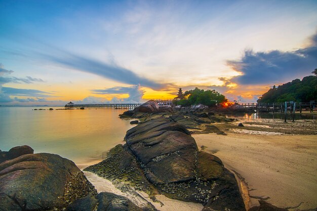 Schönheitssonnenaufgang in der Insel Turi Beach Batam