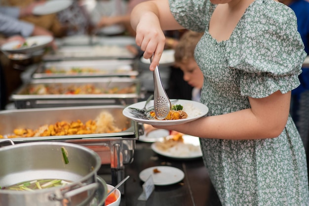 Schöpfen der Essensverpflegung zum Abendessen