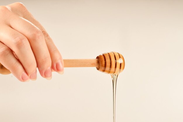 Schöpflöffel mit Honig in Frauenhand