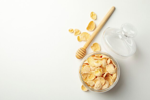 Schöpflöffel und Glas Müsli auf Weiß