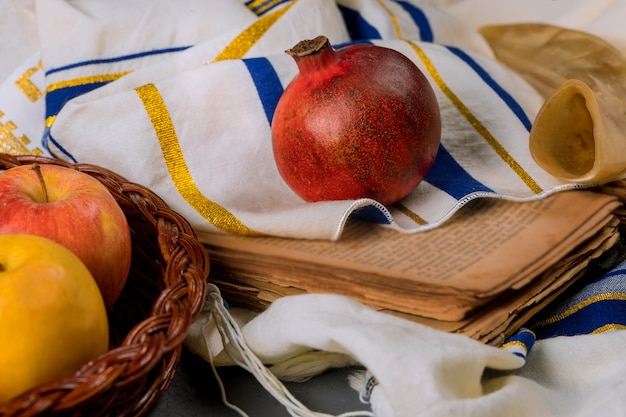 Foto schofar und tallit mit honigglas und frischen reifen äpfeln. jüdische neujahrssymbole. rosch hashanah