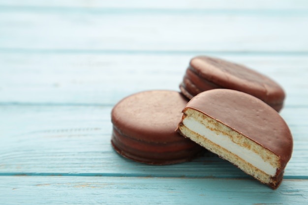 Schokokuchen mit Schokolade überzogene Snacks auf blauem Hintergrund. Ansicht von oben