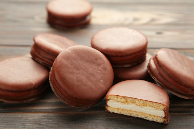 Schokokuchen mit Schokolade überzogene Snacks auf braunem Hintergrund. Ansicht von oben