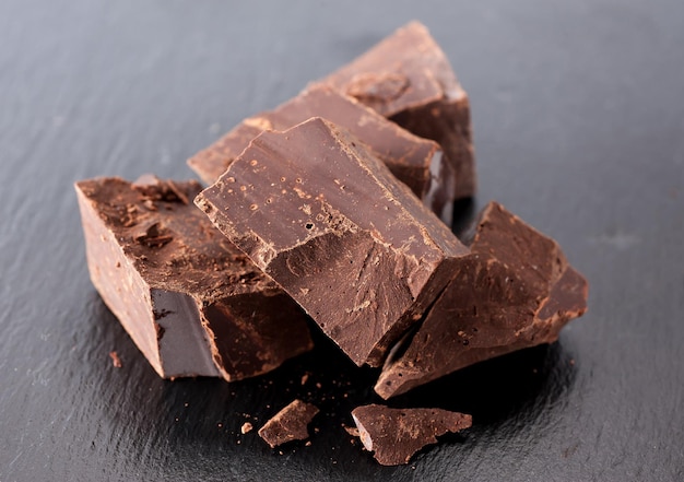 Schokolade auf schwarzem Steinhintergrund