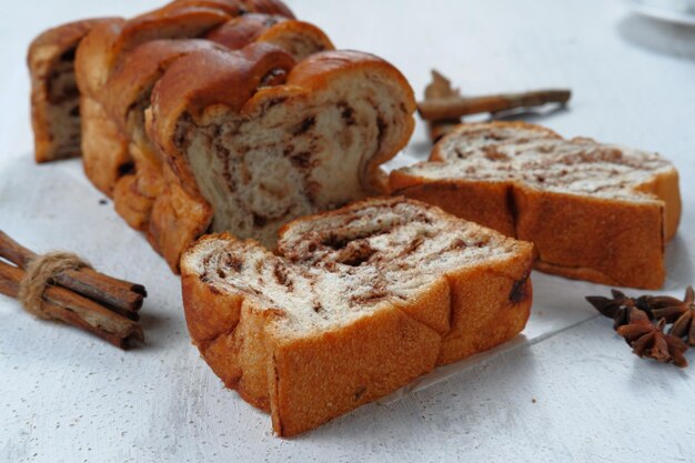 Schokolade Babka oder Brioche Brot-Schokolade Swirl Brot, in Scheiben geschnitten auf weißem Hintergrund.