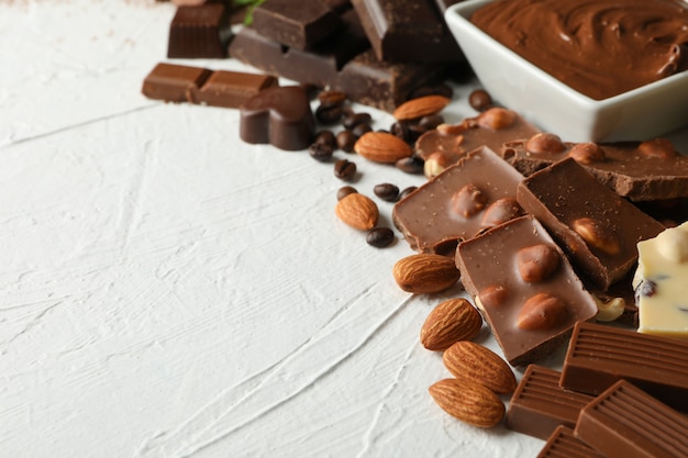 Schokolade, geschmolzene Schokolade, Kaffee und Mandel auf weißem Hintergrund