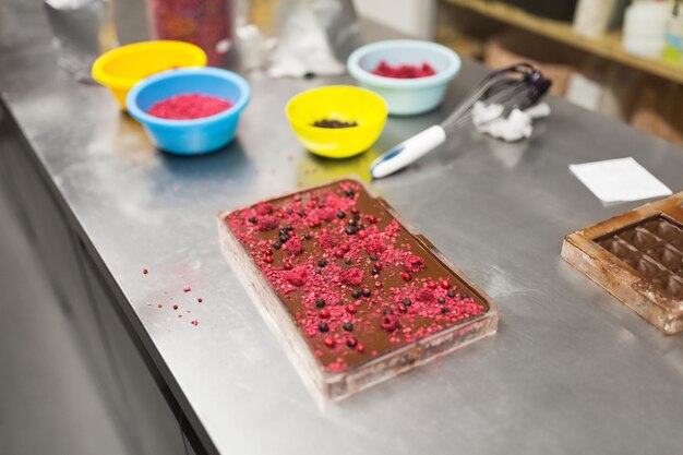 Schokolade mit Beeren im Süßwarenladen