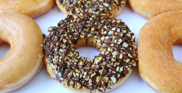 Schokolade mit gehackten Mandelkrapfen mit Zuckerglasur und Zimtzuckerkrapfen