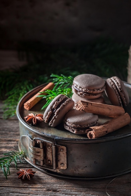 Schokolade und braune Makronen mit Zimtgeschmack für Weihnachten