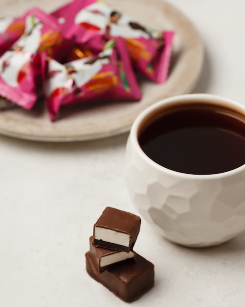 Schokolade und Praline. Verschiedene Pralinen und Süßigkeiten für Kaffee und Tee.