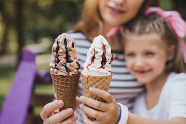 Schokolade und Vanille. Mutter und Tochter essen leckeres leckeres Schokoladen- und Vanilleeis