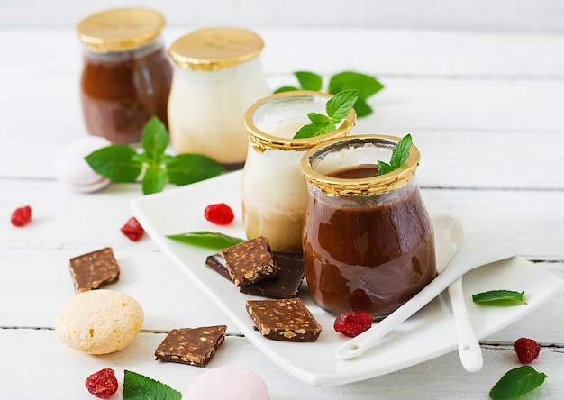 Schokolade und Vanille panna cotta (Dessert)