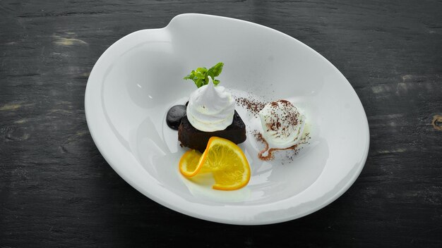 Schokoladen-Backen mit Eiscreme-Brownies auf einem hölzernen Hintergrund Draufsicht Freier Kopienraum