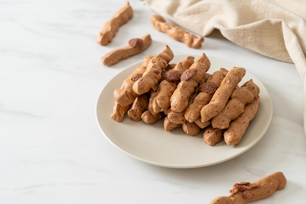 Schokoladen-Baiser-Stick auf Teller - französischer Snack- und Dessert-Stil