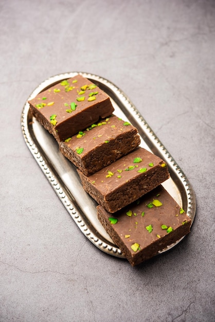 Schokoladen-Barfi- oder Choco-Burfi-Kuchen, eine Abwechslung zum indischen Dessert oder süß für Festivals