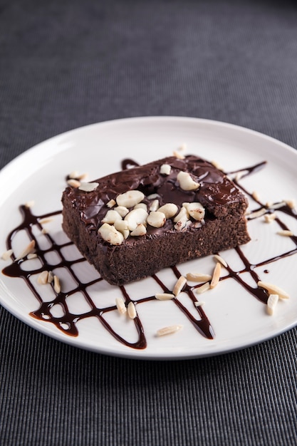 Schokoladen-Brownie auf einem weißen Teller