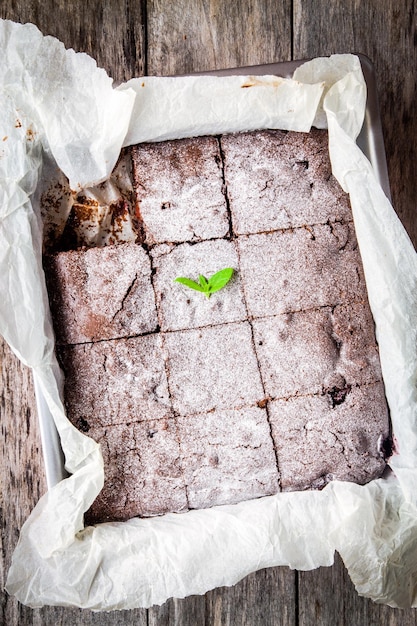 Schokoladen-Brownie-Dessert in Form eines Holztisches