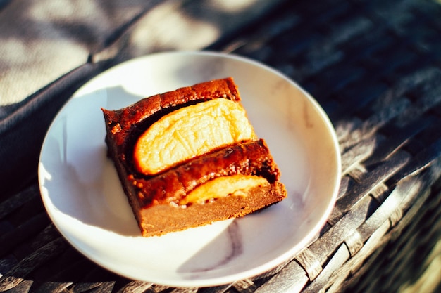 Schokoladen-Brownie-Dessert mit Früchten und Minzrezept süßes Essen in einem Restaurant im Freien im Sommer