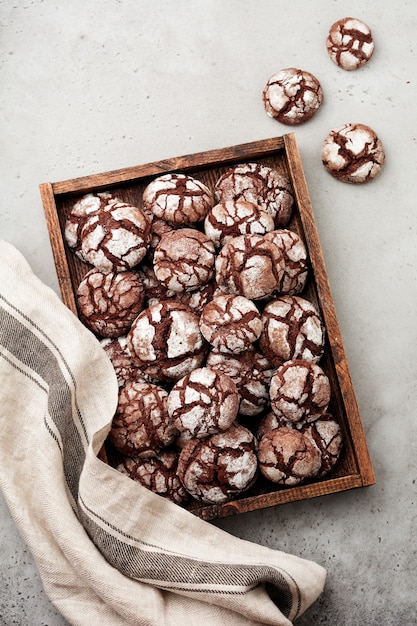 Schokoladen-Brownie-Kekse in Puderzucker. Schokoladestreusel.