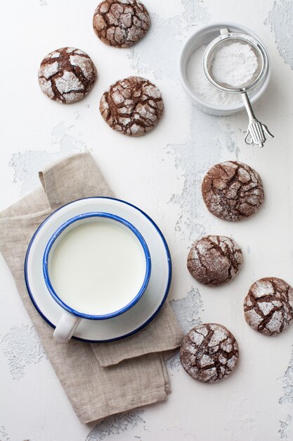 Schokoladen-Brownie-Kekse in Puderzucker. Schokoladestreusel.