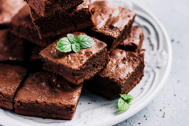 Schokoladen-Brownie-Kuchen auf dem Teller, Nahaufnahme