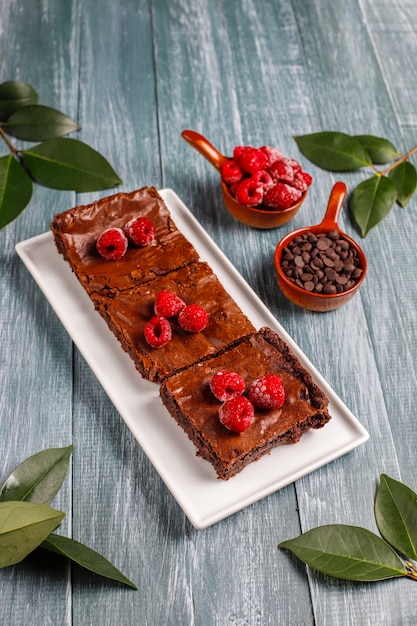 Schokoladen-Brownie-Kuchen-Dessertscheiben mit Himbeeren und Gewürzen, Draufsicht