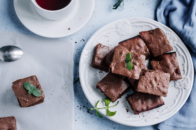 Schokoladen-Brownie-Kuchen mit Tasse Kaffee Draufsicht