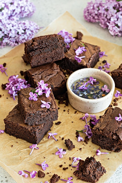 Schokoladen-Brownie mit Fliederblütensirup Traditionelles amerikanisches Dessert