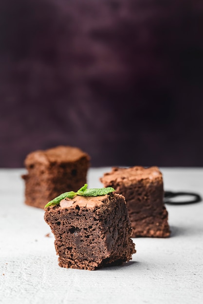 Schokoladen-Brownie mit Minze