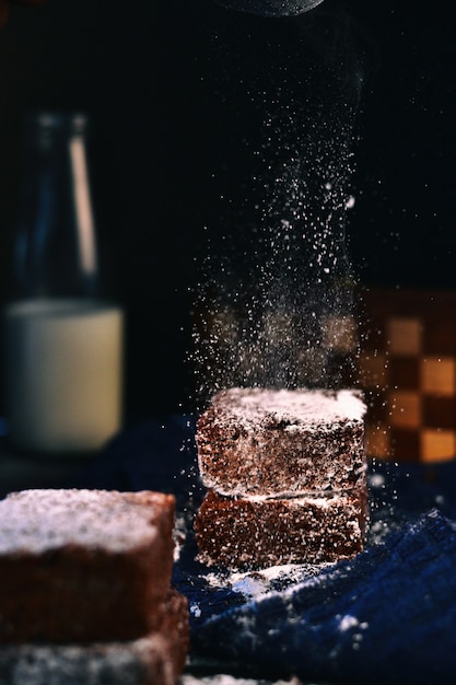 Schokoladen-Brownie mit Zuckerstaub