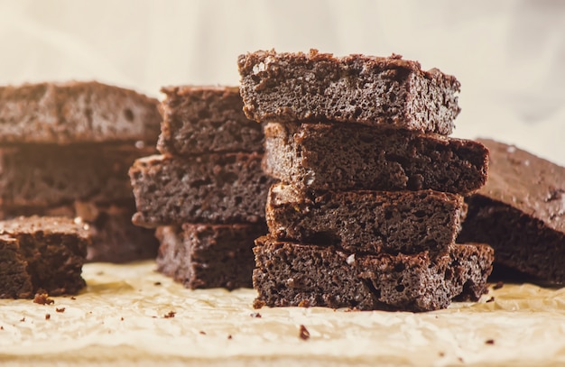 Schokoladen Brownie. Selbst gemachtes Backen. Selektiver Fokus Essen.