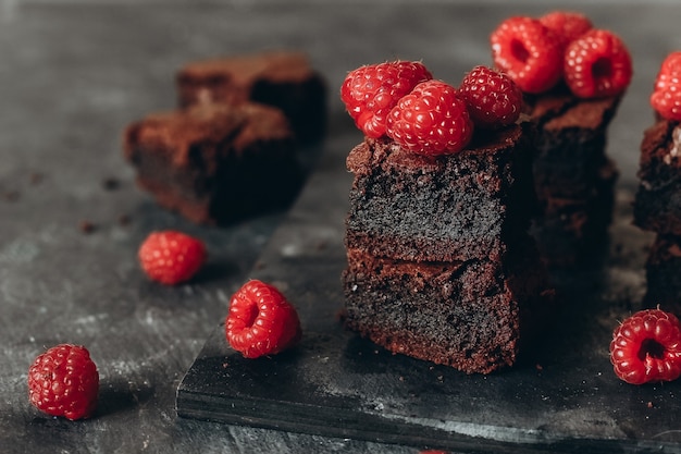 Schokoladen-Brownie-Torte mit Himbeeren im dunklen Stil