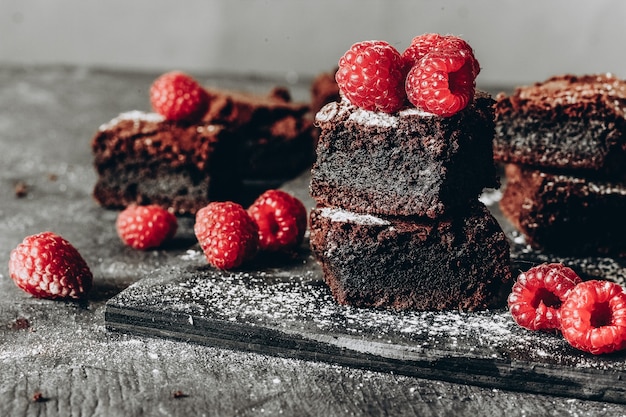 Schokoladen-Brownie-Torte mit Himbeeren im dunklen Stil