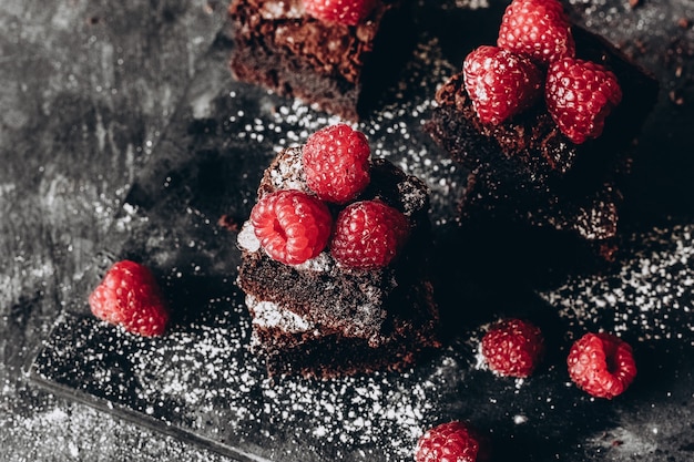 Schokoladen-Brownie-Torte mit Himbeeren im dunklen Stil