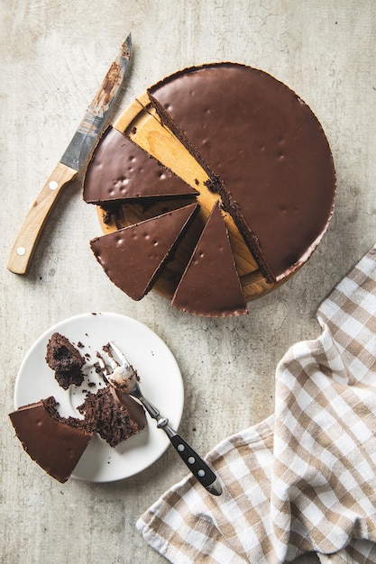 Schokoladen-Brownies-Kuchen auf altem Küchentisch