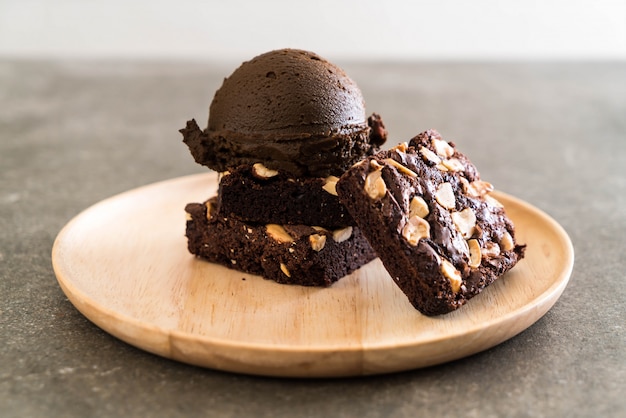 Schokoladen-Brownies mit Schokoladeneis