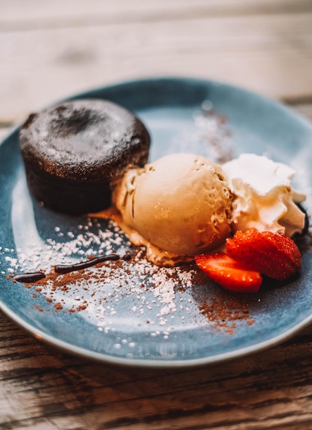 Schokoladen-Coulant-Dessert mit einer Kugel Eis.