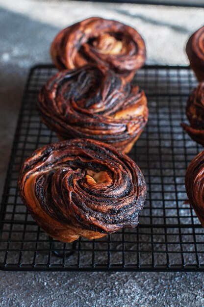 Schokoladen-Cruffin eine Mischung aus Croissant und Muffin mit viel Butter, bestreut mit Puderzucker