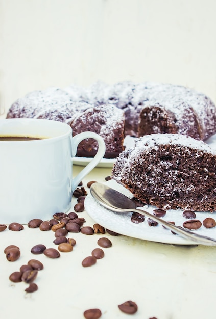 Schokoladen-Cupcake mit Kaffee. Selektiver Fokus