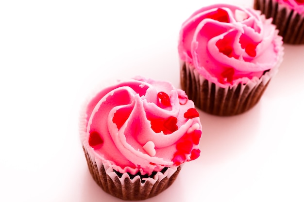 Schokoladen-Cupcake mit rosa Zuckerguss zum Valentinstag dekoriert.