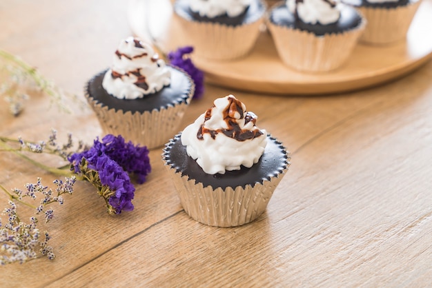 Schokoladen-Cupcake mit Schlagsahne