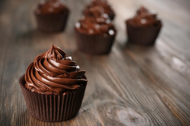 Schokoladen-Cupcakes auf dunklem Holzhintergrund