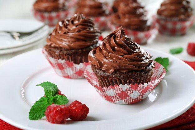 Schokoladen-Cupcakes auf Teller closeup