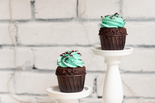 Schokoladen-Cupcakes auf weißem Stand