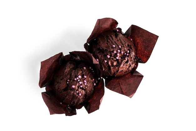 Schokoladen-Cupcakes mit Kirschmarmelade isoliert auf weißem Hintergrund. Schokoladen Muffin. Foto in hoher Qualität