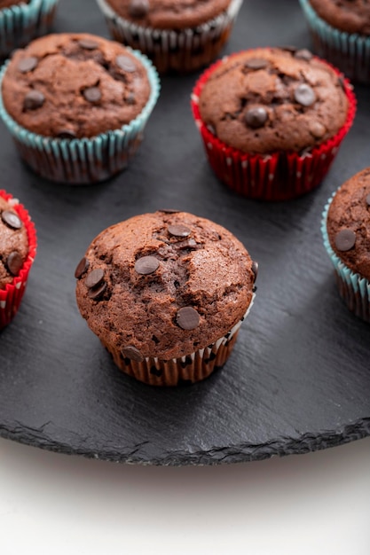 Schokoladen-Cupcakes Tasse Kuchen mit Schokoladenstreuseln Seitenansicht Nahaufnahme