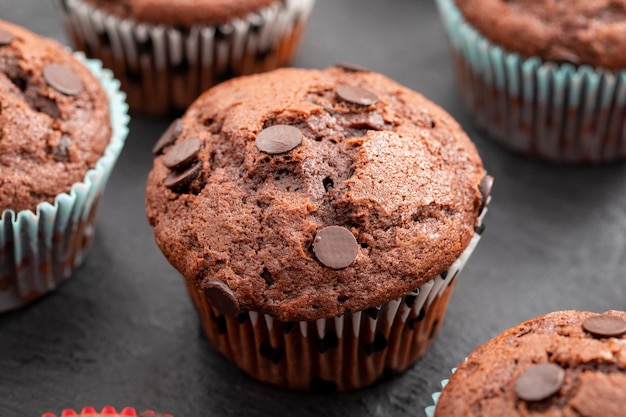 Schokoladen-Cupcakes Tasse Kuchen mit Schokoladenstreuseln Seitenansicht Nahaufnahme