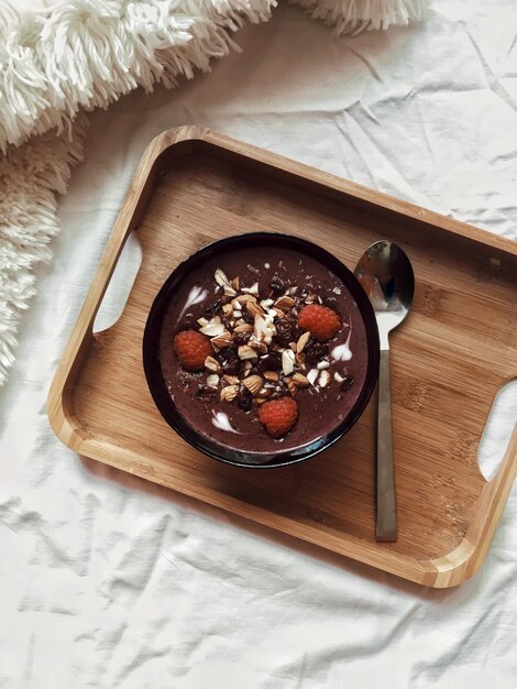 Foto schokoladen-dessert mit himbeeren